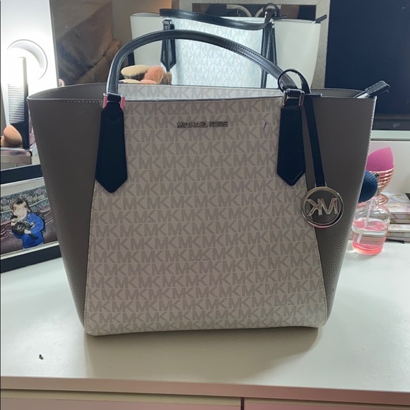 AUTHENTIC MINT CONDITION MICHAEL KORS TOTE BAG
